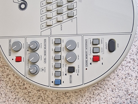 Suzuki Omnichord OM84